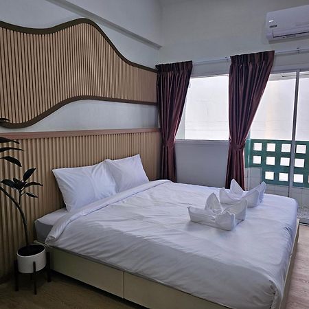 Lub Nai Hostel Patong Екстериор снимка