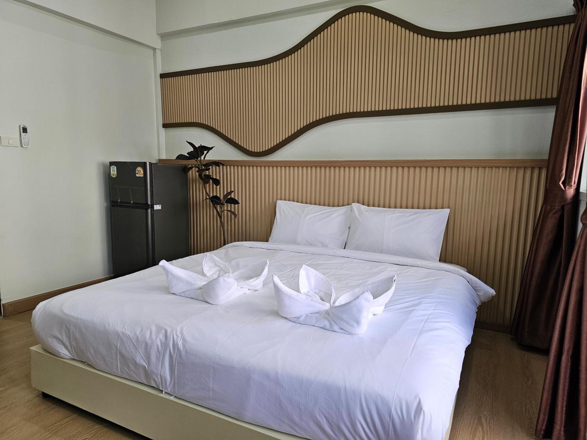 Lub Nai Hostel Patong Екстериор снимка