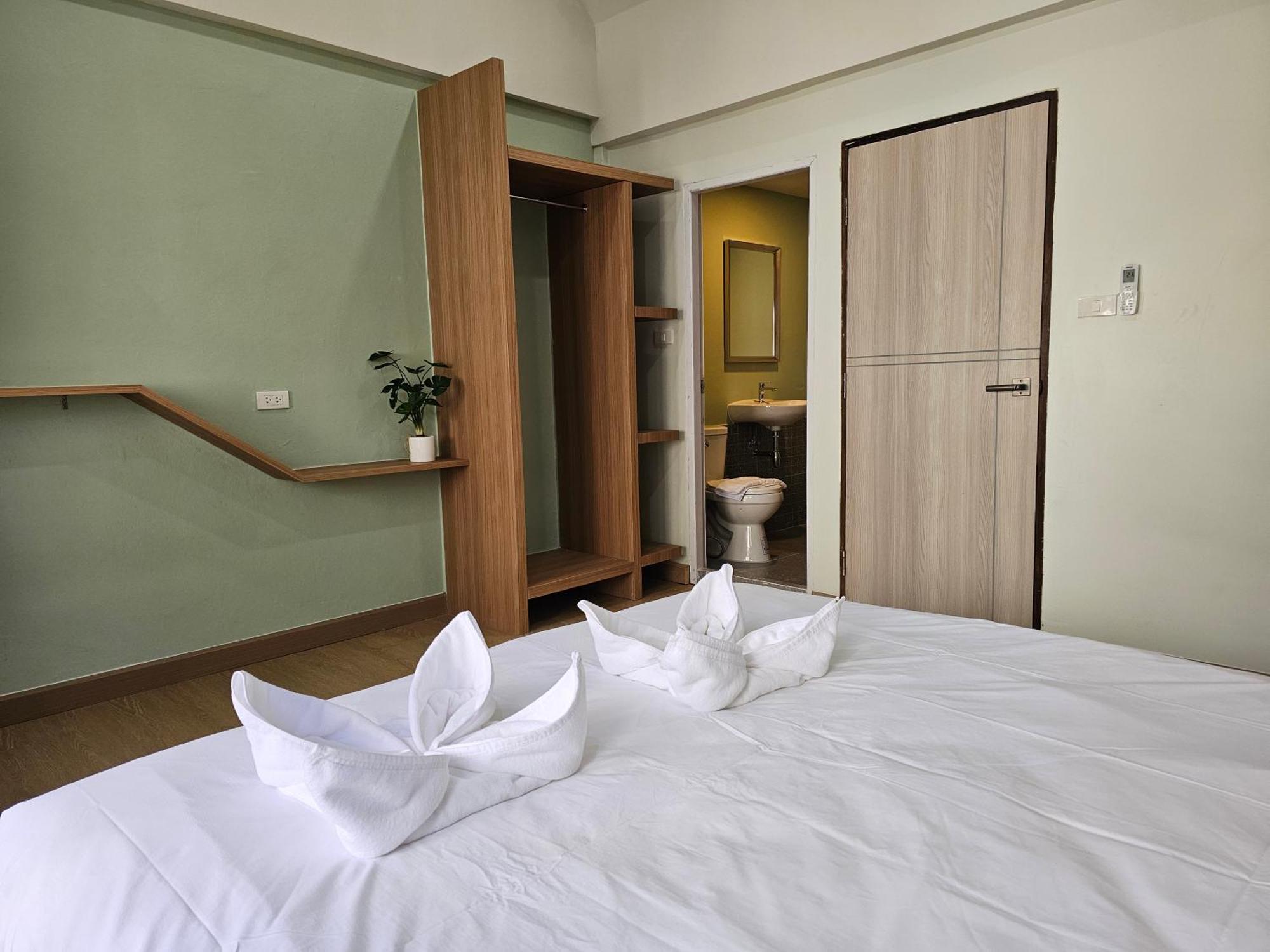 Lub Nai Hostel Patong Екстериор снимка