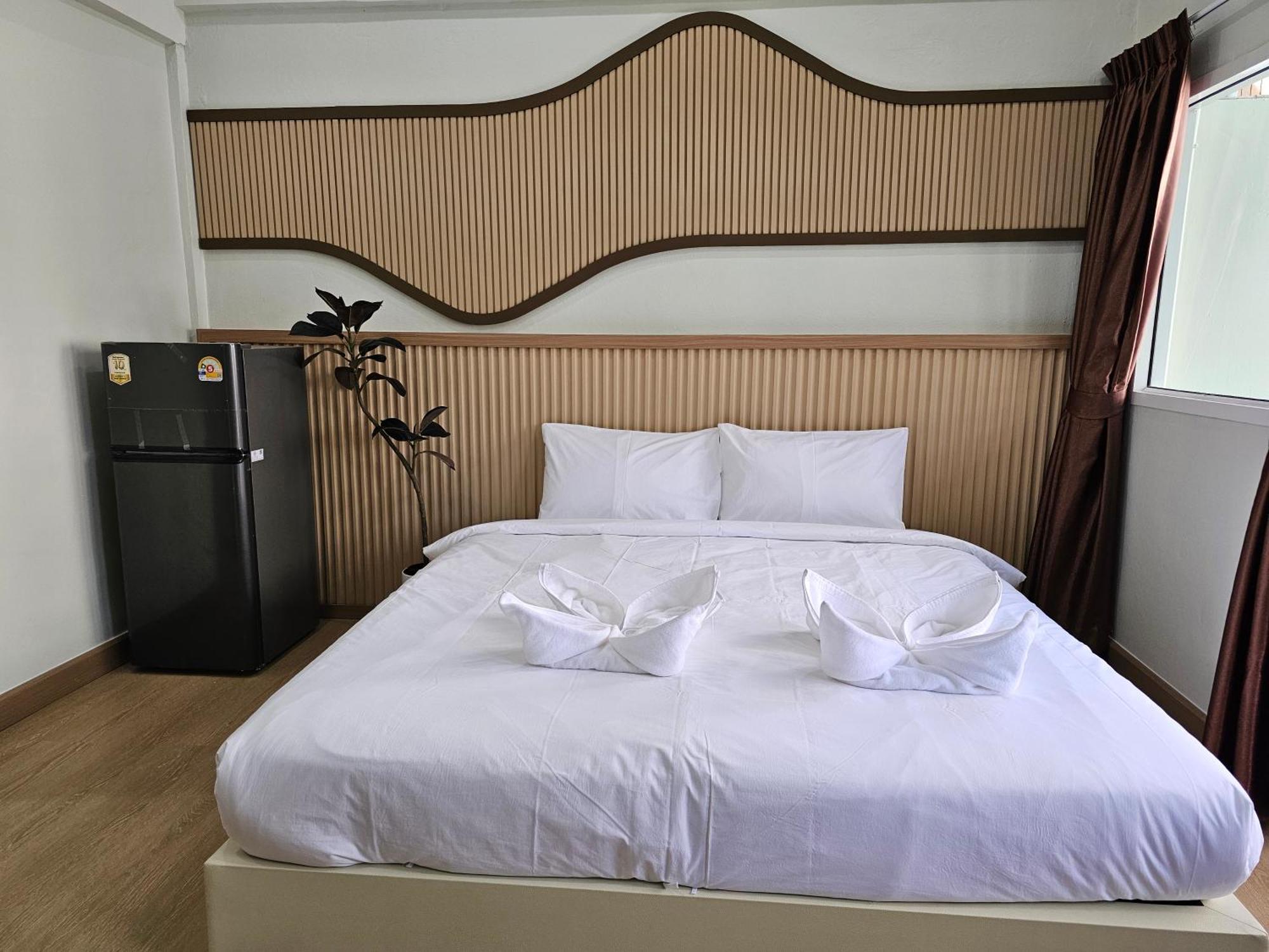 Lub Nai Hostel Patong Екстериор снимка