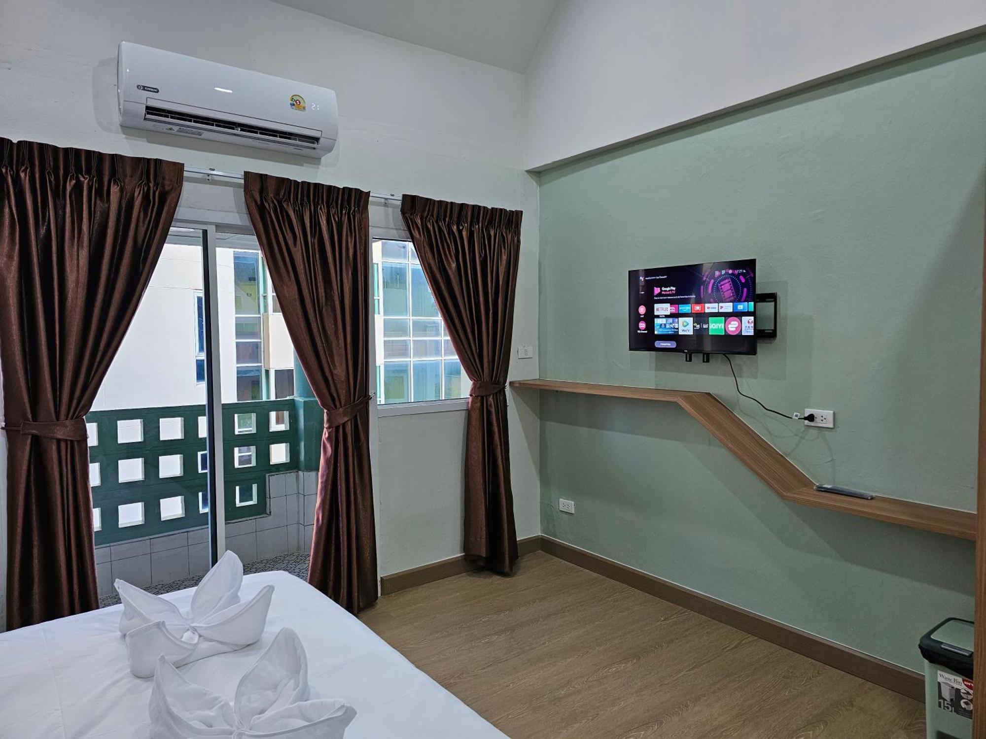 Lub Nai Hostel Patong Екстериор снимка