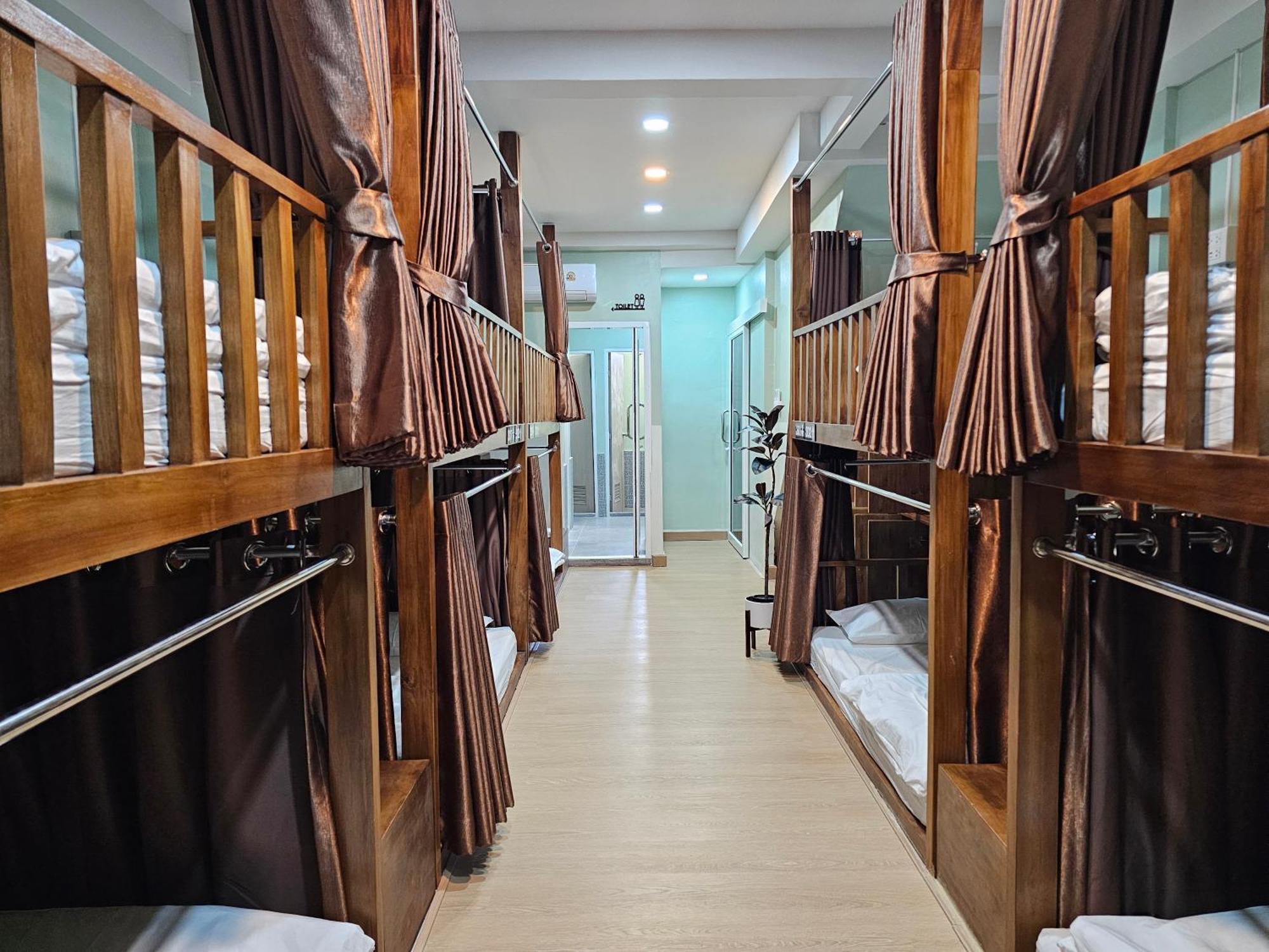 Lub Nai Hostel Patong Екстериор снимка