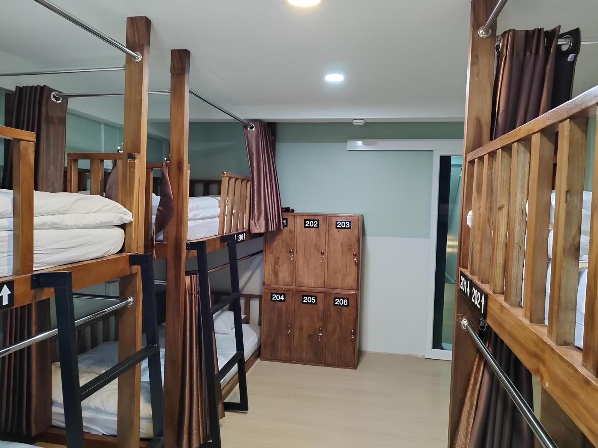 Lub Nai Hostel Patong Екстериор снимка